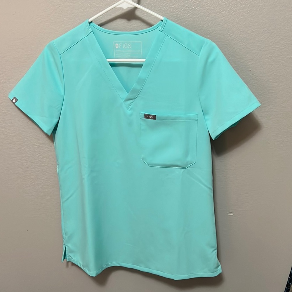 Figs neon blue or fresh aqua (not sure which it is!) Catarina scrub top XS